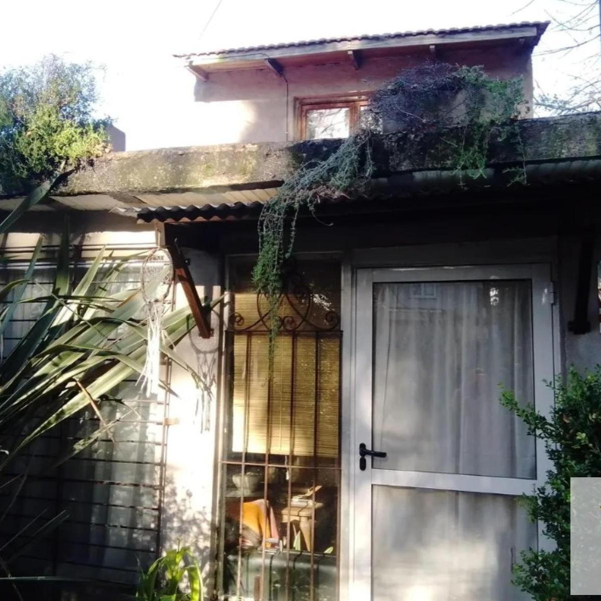 Casa 5 dorm, 200m² con cochera para 2 autos — La Golondrina