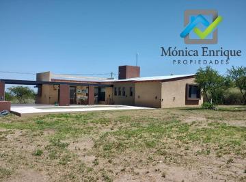 Casa · 150m² · 4 Ambientes · 2 Cocheras · Venta de Casa con 3 Dorm. y Piscina en Villa de Merlo