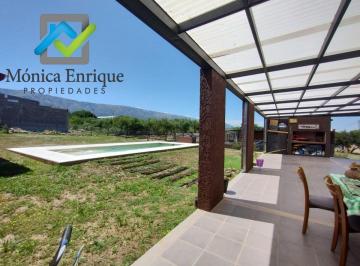 Casa · 150m² · 4 Ambientes · 2 Cocheras · Venta de Casa con 3 Dorm. y Piscina en Villa de Merlo