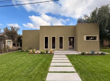 Casa · 82m² · 3 Ambientes · Venta de Casa a Estrenar con Losa Radiante y Quincho en Villa de Merlo