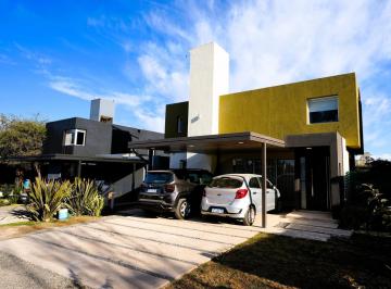 Casa · 156m² · 4 Ambientes · 2 Cocheras · Apto Credito! Moderna Casa de 3 Dorm. con Pileta! Villa Catalina!