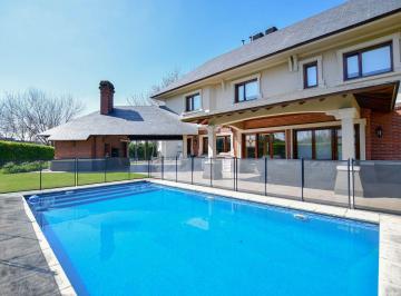 Casa · 490m² · 8 Ambientes · 2 Cocheras · Casa en Venta 5 Dorm. en Gran Bell - Diseño