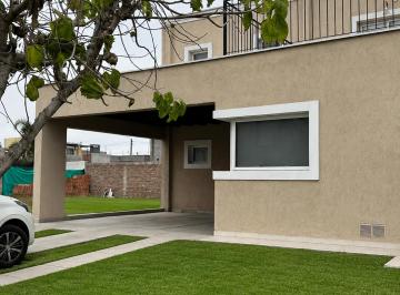 Casa de 6 ambientes, Luzuriaga · Casa en Venta Barrio Solares de Alsina Maipu