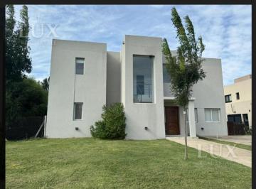 Casa · 200m² · 5 Ambientes · 1 Cochera · Casa en San Matias Belen de Escobar