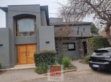 Casa · 500m² · 10 Ambientes · 4 Cocheras · Casa en Lujan de Cuyo