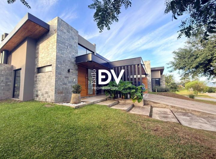 Casa · 1m² · 5 Ambientes · 1 Cochera
