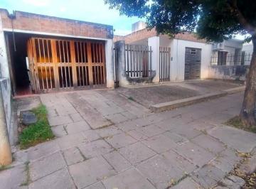 Casa · 165m² · 6 Ambientes · 1 Cochera · Casa con Gran Potencial en Chateau Carreras, Sobre Lote de 323 m²