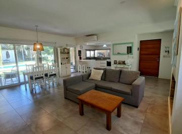 living comedor · Venta/permuta - Casa de 2 Dorm., Piscina y Cochera - Roldán
