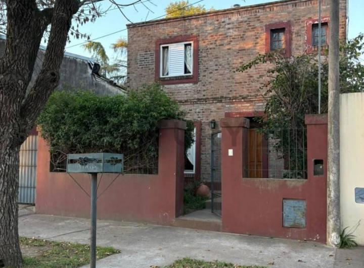 Casa · 300m² · 4 Ambientes · 2 Cocheras