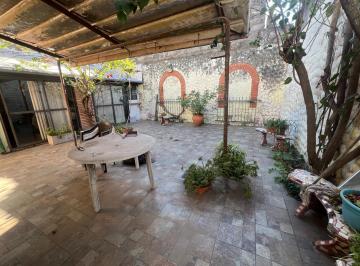 PH · 105m² · 3 Ambientes · 1 Cochera · Venta Casa de Planta Baja en PH con Patio Seco, Quincho y Cochera en Tiro Suizo
