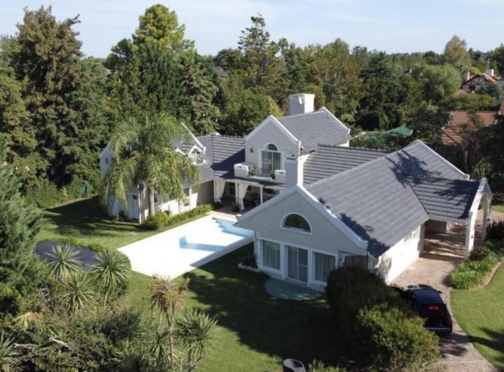 Casa · 400m² · 7 Ambientes · 1 Cochera