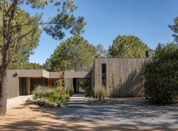 Casa · 1758m² · 6 Ambientes · 1 Cochera · Laguna Escondida A10