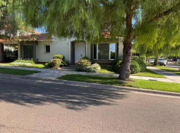 Casa de 5 ambientes, Ciudad de Mendoza · Casa B° Dalvian, 3 Dorm, 4 Baños, 2 Cocheras, Calefacción, Piscina