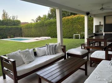 Casa · 300m² · 6 Ambientes · 2 Cocheras · Casa - Santa Barbara