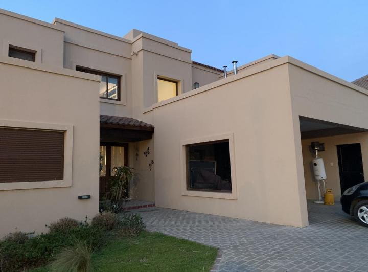 Casa · 315m² · 6 Ambientes · 2 Cocheras