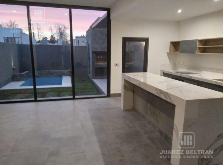 Casa · 180m² · 8 Ambientes · 2 Cocheras