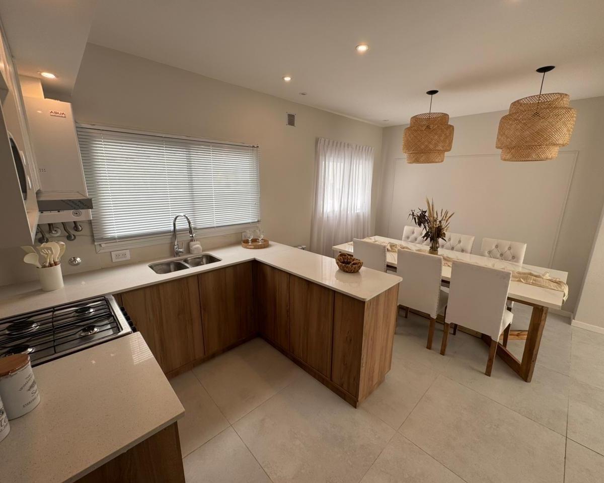 Chalet en PH 4 amb, 3 dorm, 2 baños con garage — Zona Paseo Aldrey