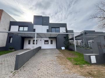Casa · 145m² · 5 Ambientes · 1 Cochera · Duplex en Alquiler en Miradores de Manantiales I, 3 Dorm., Patio.
