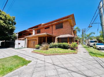 Casa · 457m² · 6 Ambientes · 3 Cocheras · Casa de 5 Ambientes con Playroom y Cuarto de Servicio en Venta, en Martínez