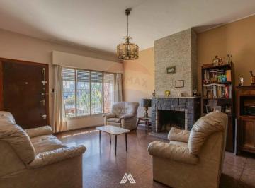 Casa · 230m² · 5 Ambientes · 4 Cocheras · Venta Casa 3 Dorm, 1 B, Jardin, Galpon, Cocheras