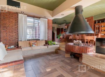 Casa · 171m² · 5 Ambientes · 2 Cocheras · Hermosa Casa con 3 Dorm., Cocina Amplia, Living y Comedor. Jardin y Quincho