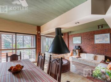 Casa · 171m² · 5 Ambientes · 2 Cocheras · Hermosa Casa con 3 Dorm., Cocina Amplia, Living y Comedor. Jardin y Quincho