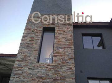 Casa · 150m² · 5 Ambientes · 1 Cochera · Casa en Lote de 700 m. Hermosa Vista, Diseño y Seguridad en B° Bela Vista. Río Ceballos