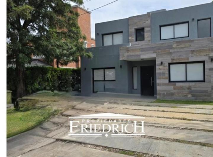 Casa · 250m² · 5 Ambientes · 4 Cocheras