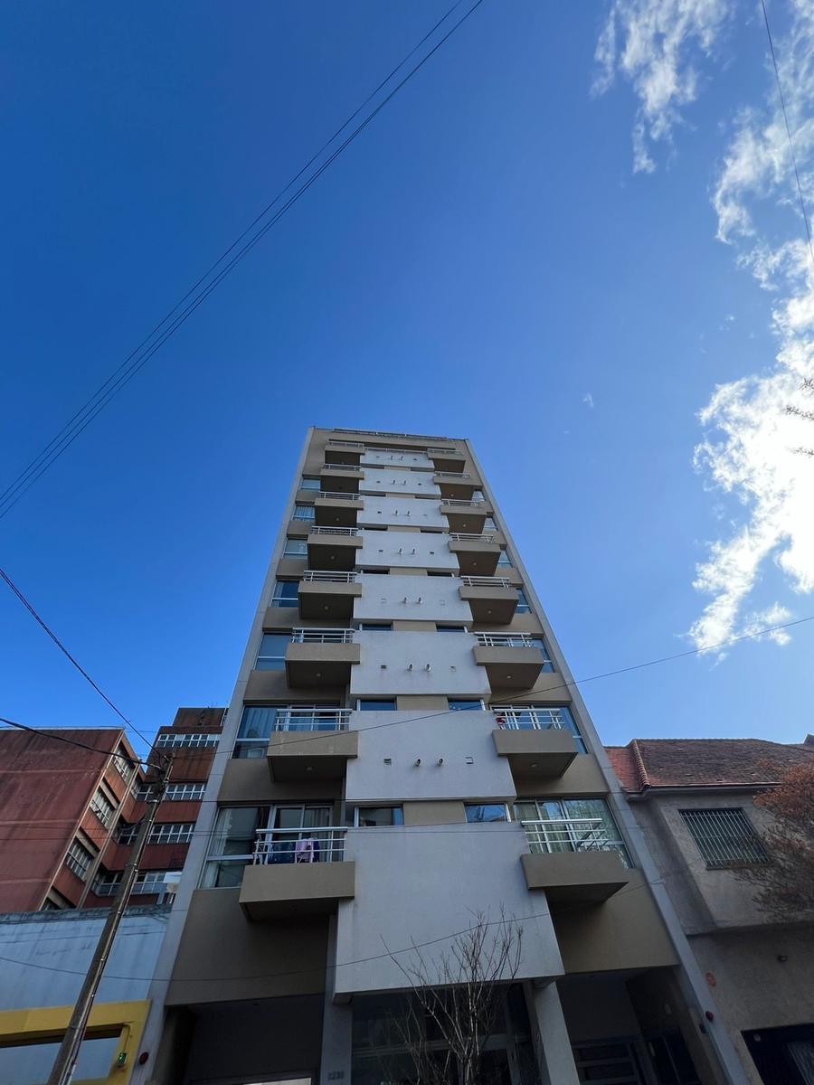 Semipiso de 2 ambientes con cochera descubierta en Falucho e Independencia