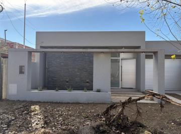 Casa · 168m² · 3 Ambientes · 2 Cocheras · Casa 2 Dorm. a Estrenar, Moderna, Cerrito