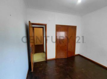 Departamento · 52m² · 2 Ambientes · Venta Departamento 2am/ Frente a Estación Lanus/ Primer Piso por Escalera. Amplio - Oportunidad