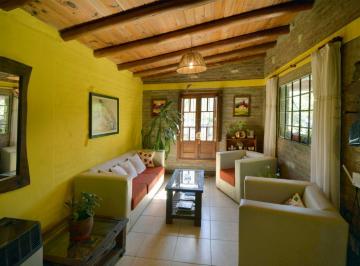 Casa de 5 ambientes, Unquillo · Casa a La Venta en Cabana - Entorno Natural y Terreno Parquizado