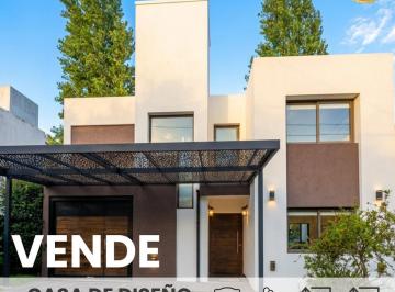 Casa · 220m² · 8 Ambientes · 3 Cocheras · Se Vende Casa en La Estanzuela