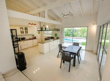 Casa · 163m² · 4 Ambientes · 1 Cochera · Casa en Venta El Venado con Pileta Climatizada