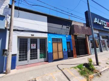 Casa · 172ha · 7 Ambientes · 1 Cochera · Casa con 2 Locales en Av Alem - Oportunidad