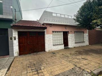 Casa de 3 ambientes, La Matanza · Casa en Alquiler de 3 Amb en Tablada Al Frente con Cochera y Patio