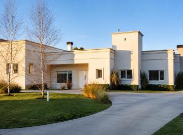Casa · 280m² · 4 Ambientes · 2 Cocheras · Chalet de Categoría 4 Ambientes en Alquiler | Rumenco