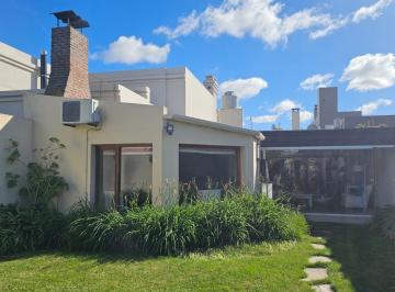 Casa · 242m² · 6 Ambientes · 2 Cocheras · Casa en Venta – Barrio Residencial, Tres Arroyos