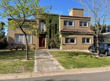 Casa · 250m² · 4 Ambientes · 2 Cocheras · Casa Chalet en Venta en Santa Clara, Villanueva, Tigre