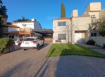 Casa · 170m² · 5 Ambientes · 2 Cocheras · Casa de 300 m² con 3 Dorm. en Venta en Bella Vista