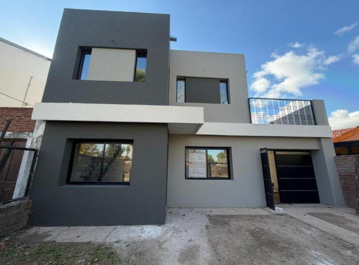 Casa · 124m² · 6 Ambientes · 2 Cocheras
