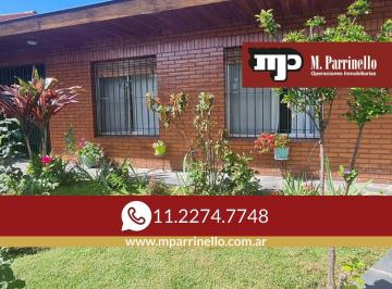Casa · 146m² · 3 Ambientes · 1 Cochera · Casa de 3 Ambientes con Cochera y Jardín en Muy Buen Estado - en Venta