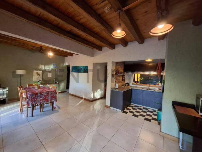 Casa · 98m² · 5 Ambientes · 2 Cocheras