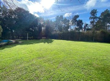Casa · 80m² · 3 Ambientes · 2 Cocheras · Casa Quinta en Barrio Parque Robles del Monarca