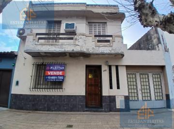 Casa · 163m² · 5 Ambientes · 1 Cochera · Venta de Casa de 5 Ambientes con Cochera, Patio y Terraza, a Refaccionar - Haedo Sur, Zona Oeste.