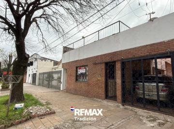Casa · 210m² · 8 Ambientes · 2 Cocheras · Casa en Venta - Centro Resistencia