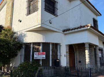 Casa de 8 ambientes, Lomas de Zamora · Casa en Venta de 8 Ambientes con Ingreso de Garage por Las 2 Calles