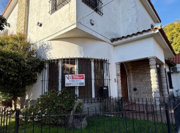 Casa de 8 ambientes, Lomas de Zamora · Casa en Venta de 8 Ambientes con Ingreso de Garage por Las 2 Calles