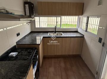Casa · 88m² · 3 Ambientes · 1 Cochera · Venta Casa 2 Dorm. Apta Credito Villa Cabrera