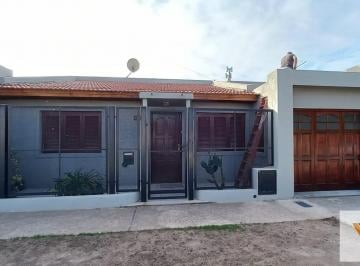 Casa · 120m² · 4 Ambientes · 2 Cocheras · Casa en Venta - 3 Dorm. 2 Baños - 200 m² - Pehuajó